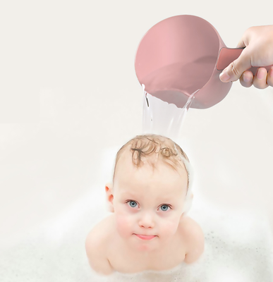 Taza de enjuague de champú de baño portátil con mango de plástico para lavado de cabello de bebé