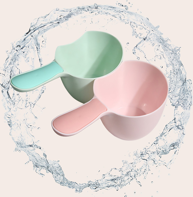 Taza de enjuague de champú de baño portátil con mango de plástico para lavado de cabello de bebé