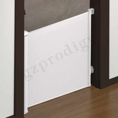 La puerta retractable del bebé de la malla durable extensible para la seguridad de los niños fácil instala