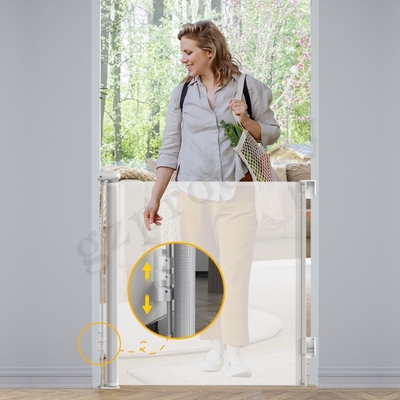 La puerta retractable del perro de la puerta plegable de la seguridad de los niños de la prueba del bebé para la entrada 84 avanza lentamente a Mesh Gate retractable